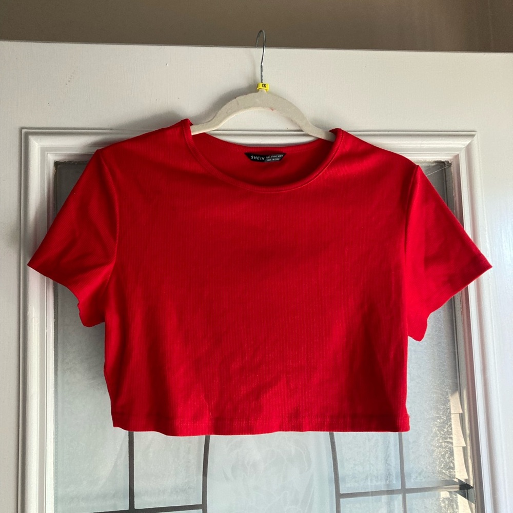 Red short sleeve crop top